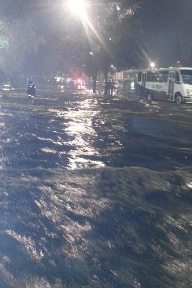 Encharcamiento en Insurgentes Norte; la circulación desde La Raza hasta Indios Verdes es complicada.
