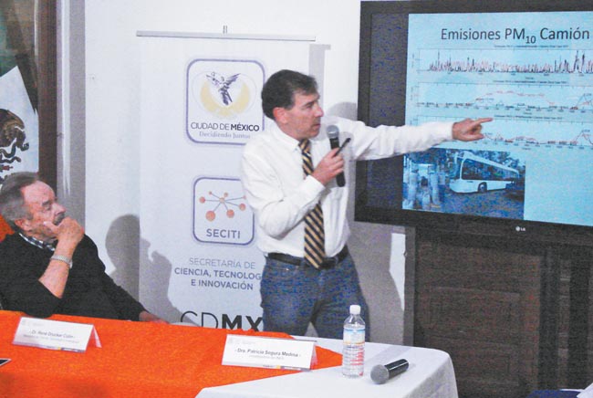 El funcionario capitalino René Drucker observa la presentación de los resultados del estudio. 