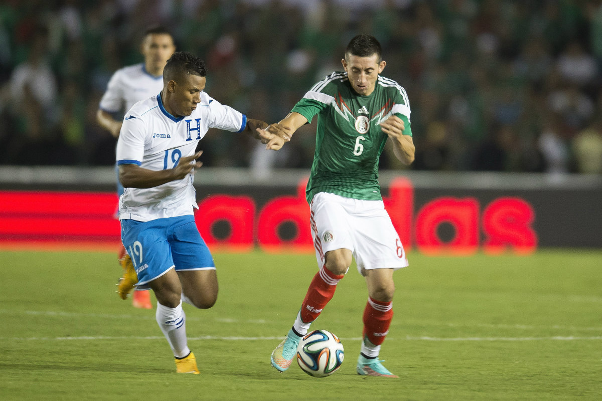 Héctor Herrera disputa un balón 