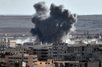 El humo se eleva de un edificio golpeado por un ataque aéreo en Kobane, en una vista desde la ciudad de Mursitpinar, en Turquía 