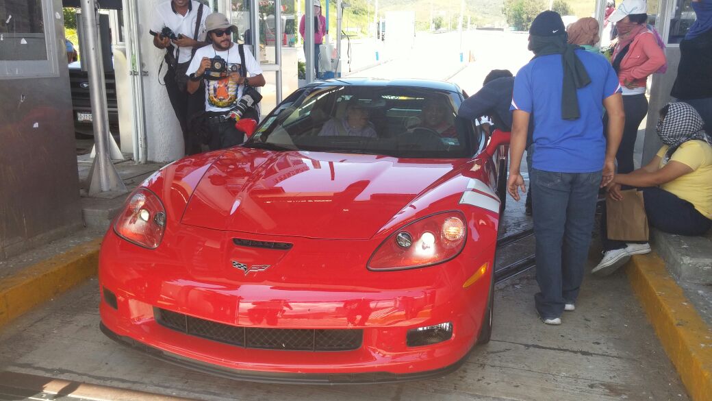 Los normalistas piden una cuota a los automovilistas que pasan por el lugar