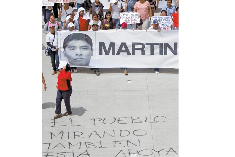 Muchos llevaban pancartas con nombres y fotos.