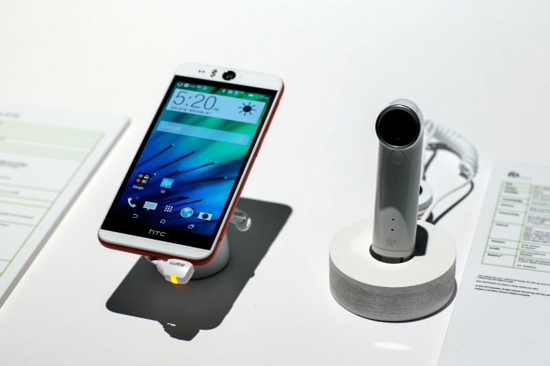 El teléfono HTC Desire Eye y la cámara RE.