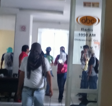 Luego de dialogar por algunos minutos con los gerentes y responsables de los espacios en turno, normalistas tuvieron acceso a los micrófonos de las em
