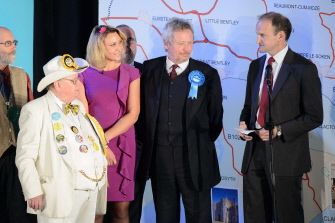 Douglas Carswell (d), el diputado electo por el UKIP, da un pequeño discurso ante compañeros de partido en Clancton-on-Sea