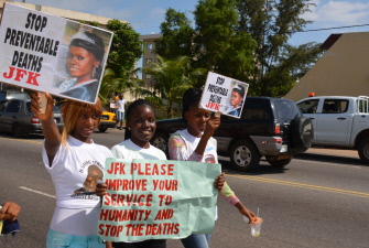 Estudiantes liberianas se manifiestan en Monrovia por una mejora en la asistencia sanitaria, en Monrovia