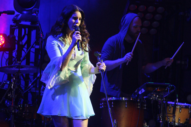 La primera vez de Lana del Rey en Monterrey resultó hipnotizante anoche en Cintermex