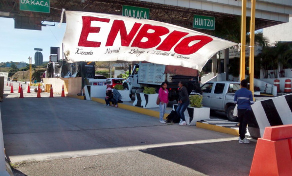 Los normalistas cerraron la autopista
