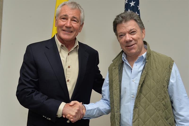 El presidente de Colombia, Juan Manuel Santos (d) con el secretario de Defensa de Estados Unidos, Chuck Hagel (i), hoy en Bogotá 