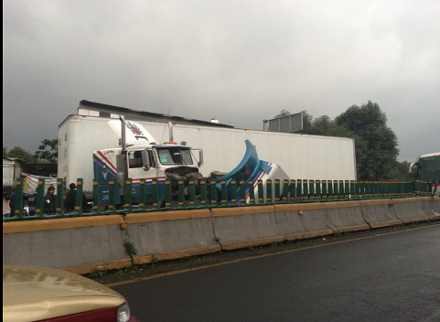 Un tráiler se volteó en el kilómetro 19 de la carretera en dirección a la Ciudad de México.