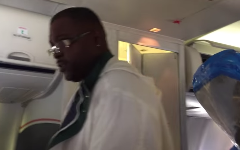 En un video captado por pasajeros se ve al hombre siendo escoltado hacia afuera del avión por gente vestida con trajes especiales de protección.