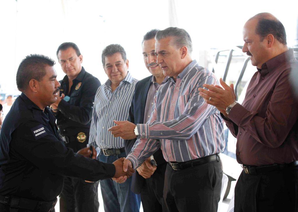 César Duarte entregó 200 patrullas al presidente municipal Enrique Serrano Escobar.