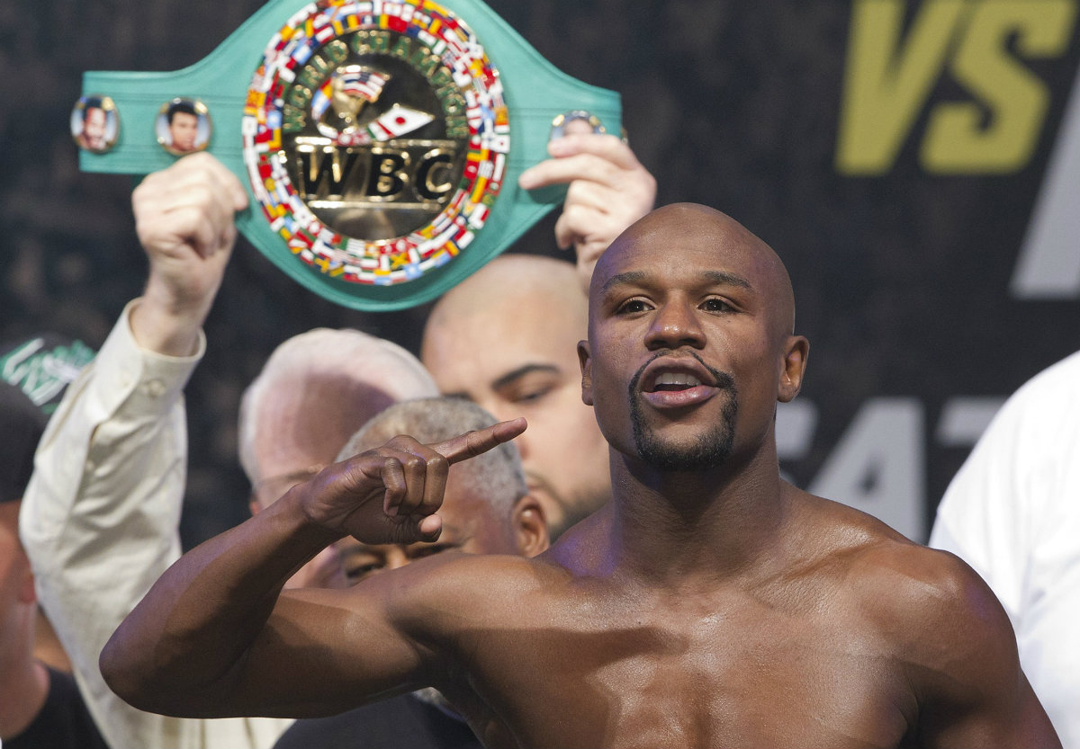 Floyd Mayweather Jr. durante el pesaje ante Marcos Maidana 