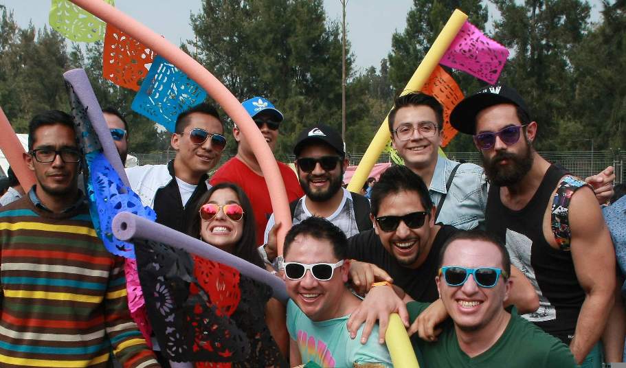 Grupos de amigos se congregaron para vivir juntos el Corona Capital 2014.