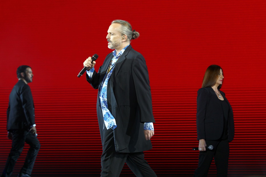 Miguel Bosé mostró un aspecto relajado con su cabello largo que amarró con una liga.