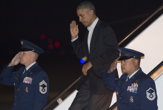 El presidente Obama, a su llegada a la base aérea Andrews en Maryland, después de una gira de tres días por California
