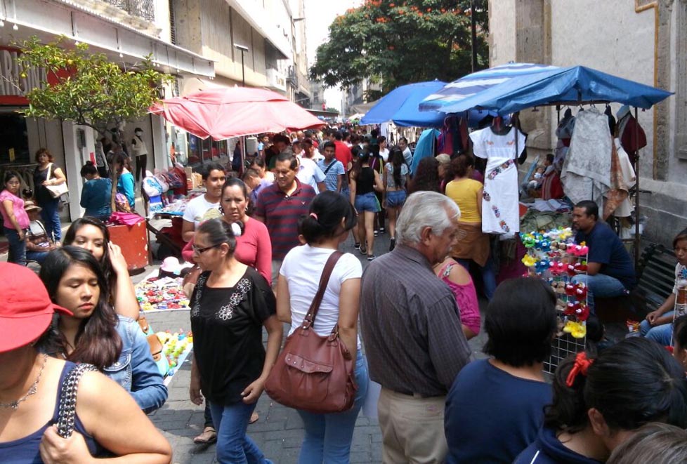 Propietarios del comercio establecido ven eclipsada oportunidad de incrementar ingresos por el  comercio informal.