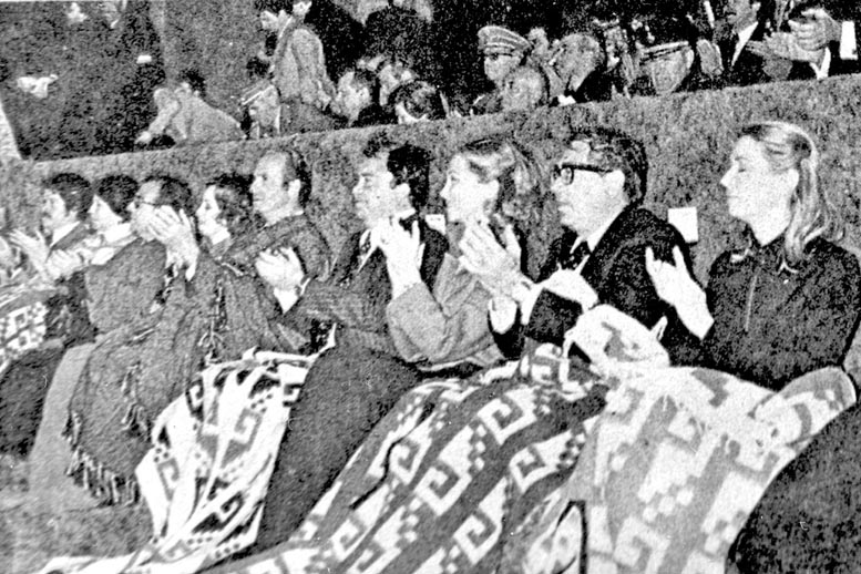 Los reyes españoles se cubrieron con jorongos para protegerse del frío en 1978.