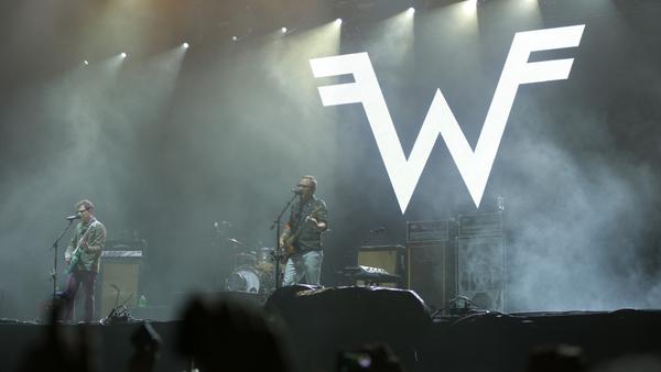 Rivers Cuomo, vocalista del grupo, se dirigió en varias ocasiones en español al público. 