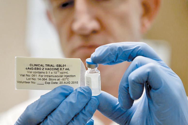 Un especialista revisa una muestra contra el virus.