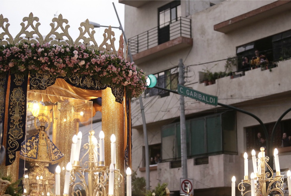 La imagen de la Virgen de Zapopan avanza por las calles de Guadalajara.