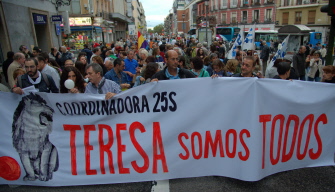 Manifestantes sostienen una pancarta en la marcha en Madrid en apoyo de la enfermera española Teresa Romero, infectada con el virus del ébola