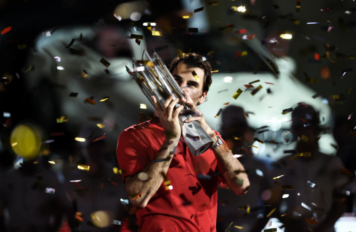 Roger Federer con el trofeo del Master 1000 en Shanghai 