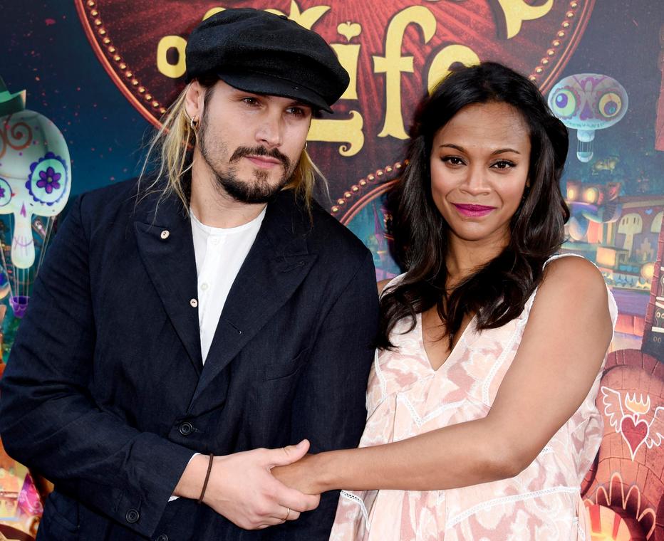 Zoe Saldana y su esposo Marco Perego fueron los primeros en desfilar por la alfombra roja. 