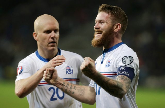 Aaron Gunnarson (derecha) festeja el triunfo de sus selección