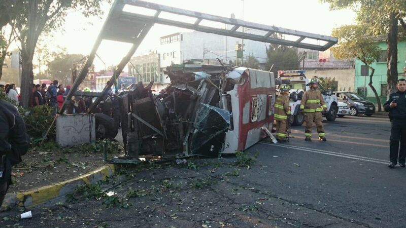 El accidente ocurrió luego de que el conductor del microbús perdió el control por ir a exceso de velocidad.