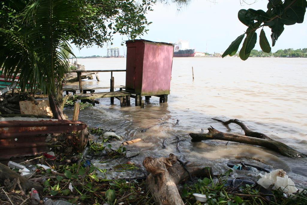 Califi can como bomba de tiempo las descargas en el río.
