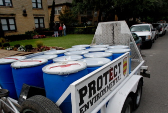Un camión con barriles para materiales peligrosos permanece ante el apartemento donde vive el segundo caso de ébola detectado en Dallas