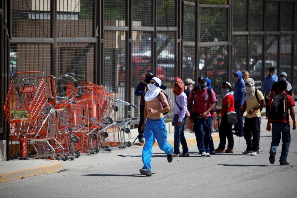 Estudiantes de la Normal Rural de Ayotzinapa tomaron durante al menos seis horas el Palacio de Gobierno de Guerrero.