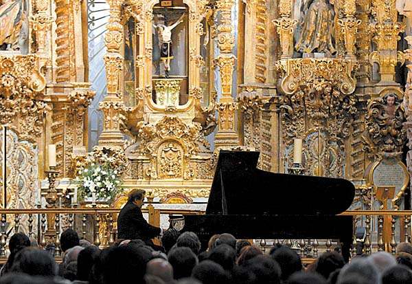 Incluso en condiciones adversas, el músico es un prodigio.