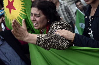 Una mujer kurda residente en Grecia muestra su ira en una manifestación en Atenas contra los ataques del EI a la ciudad de Kobane