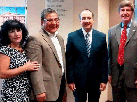 El secretario de Finanzas y representantes de la Cámara de Comercio de Arizona.