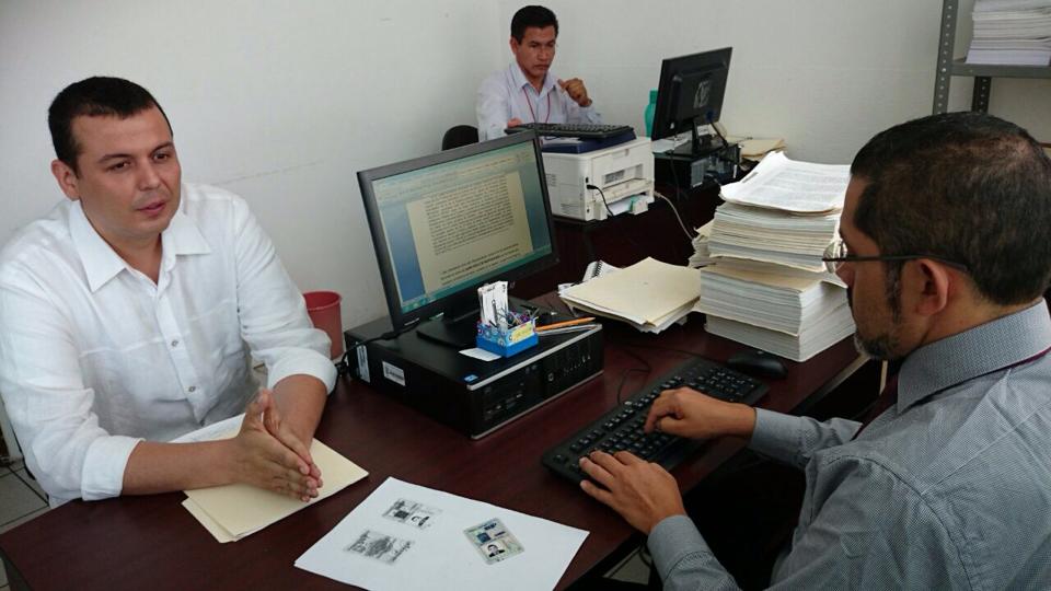 La semana pasada, Guillermo Valencia acudió a Tepalcatepec, pero cuando estaba en una notaría pública fue sacado por gente armada, la cual lo trasladó