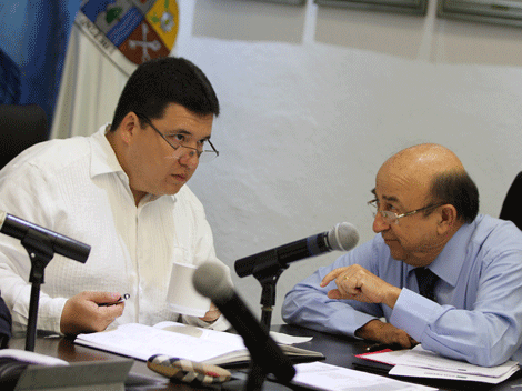 El alcalde Ugo Ruiz y el tesorero municipal Encarnación Ramones Saldaña.