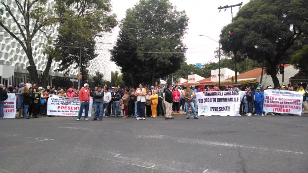 Alrededor de 500 comerciantes bloquean avenida.