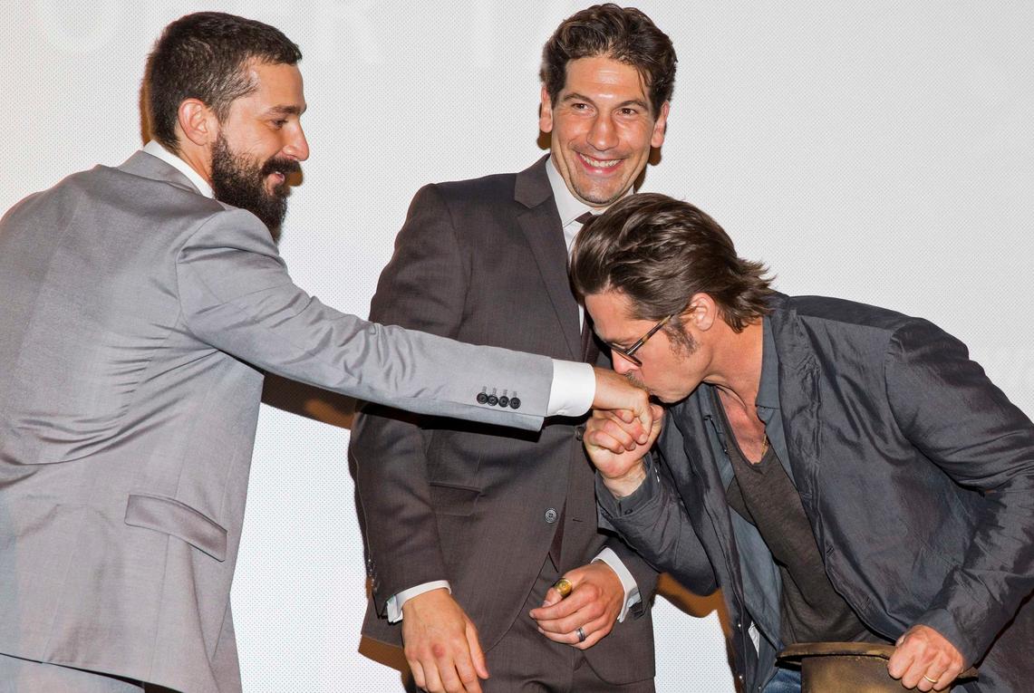 Brad Pitt y Shia LaBeouf protagonizaron un momento cómico en la presentación de la cinta 'Fury'. 
