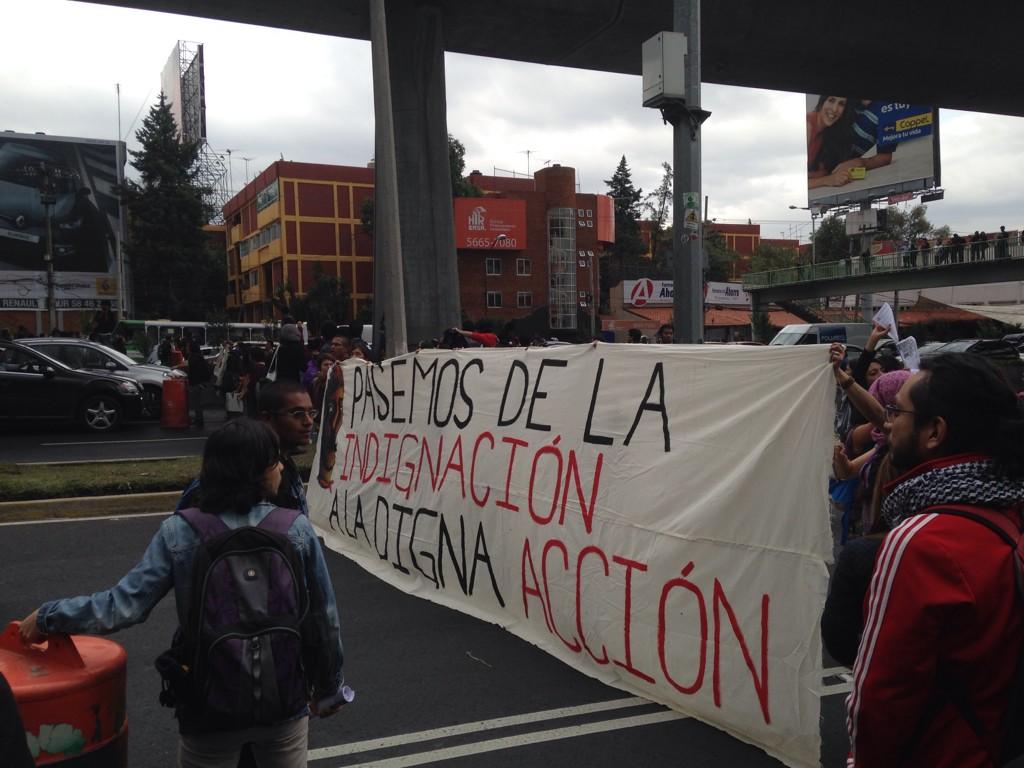 Los estudiantes de la ENAH muestran su apoyo a los normalistas de Ayotzinapa.
