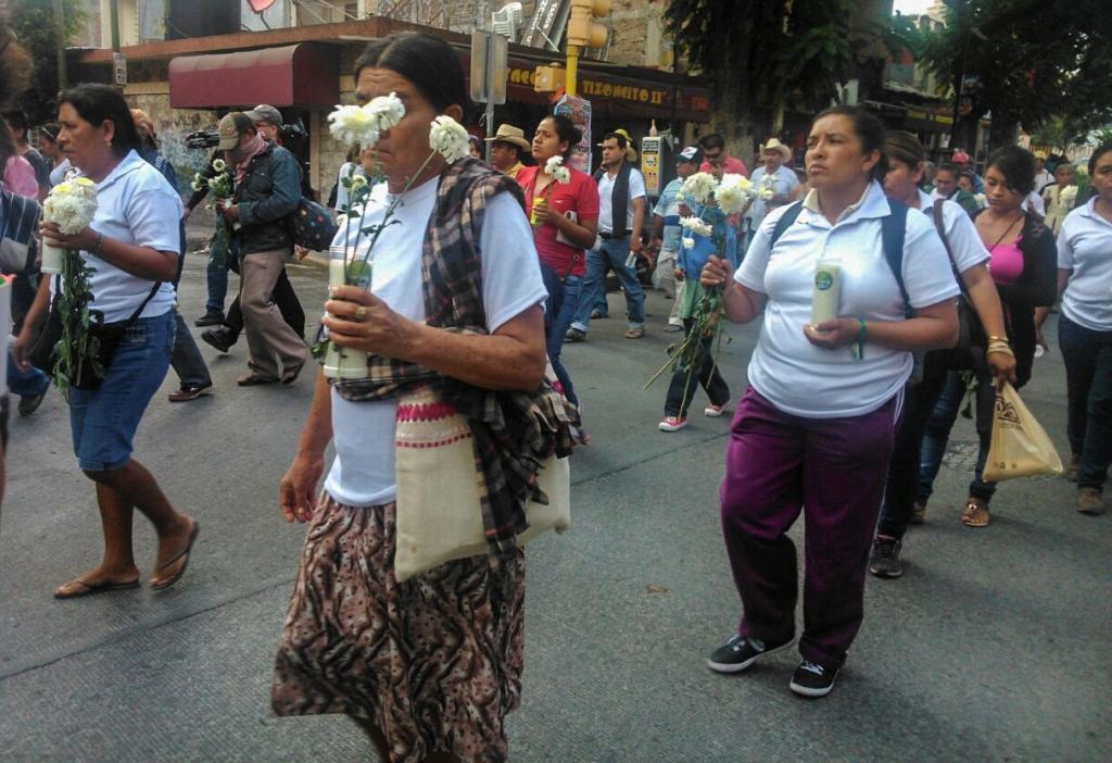 Familiares y estudiantes marchan en memoria de los tres jóvenes que muerieron durante los ataques y los 43 desaparecidos.