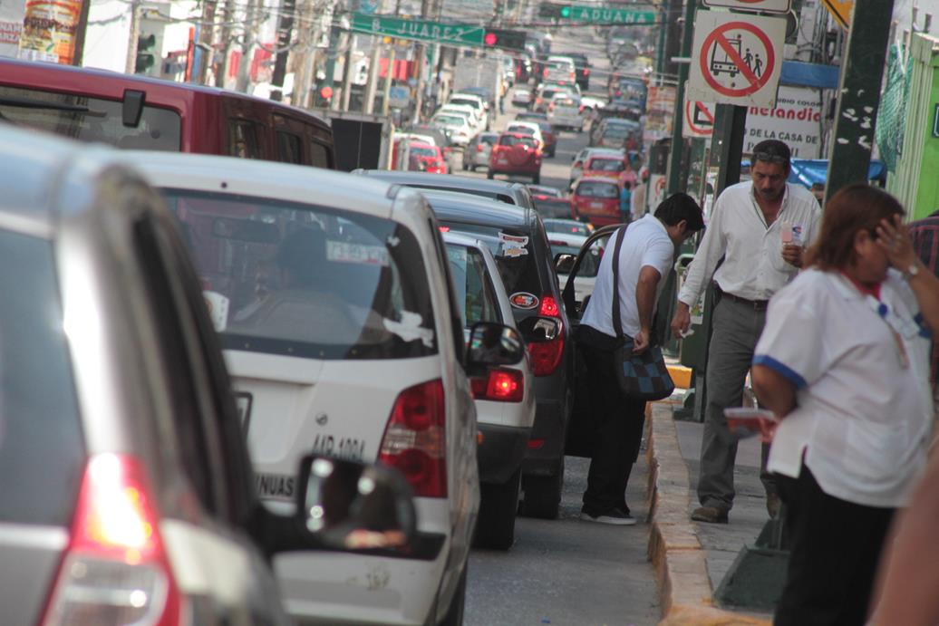 A la fecha ya no se permite el ascenso y descenso de pasaje en la calle Colón, frente al edificio del DIF