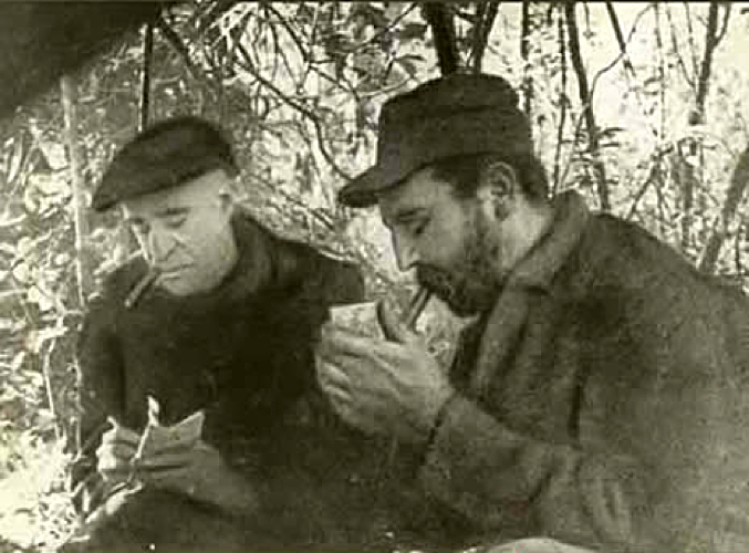 Fidel Castro (d), durante su histórica entrevista con el reportero Herbert Matthews, de The New York Times, en 1957 en Sierra Maestra