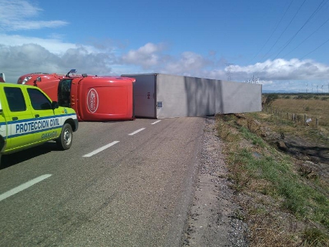 Con grúas de carga habilitadas por Pemex se ha retirado los vehículos pesados de la carretera Panamericana en el tramo La Ventosa.