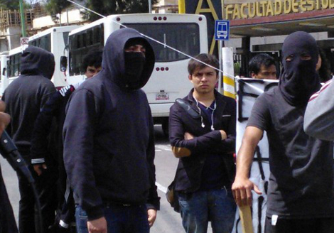 Un grupo de jóvenes cerró durante cuatro horas la la avenida Jardines de San Mateo.