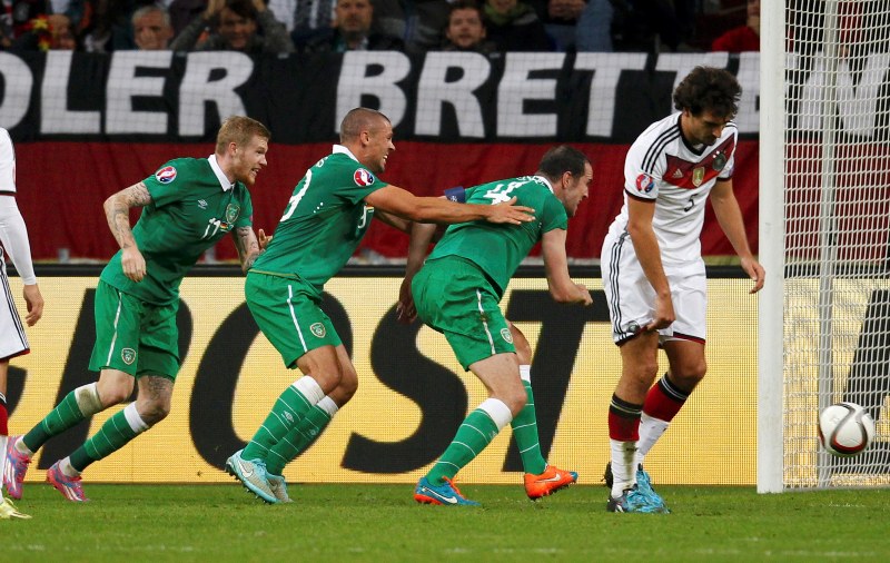 John O'Shea festeja con sus compañeros el gol del empate ante Alemania 