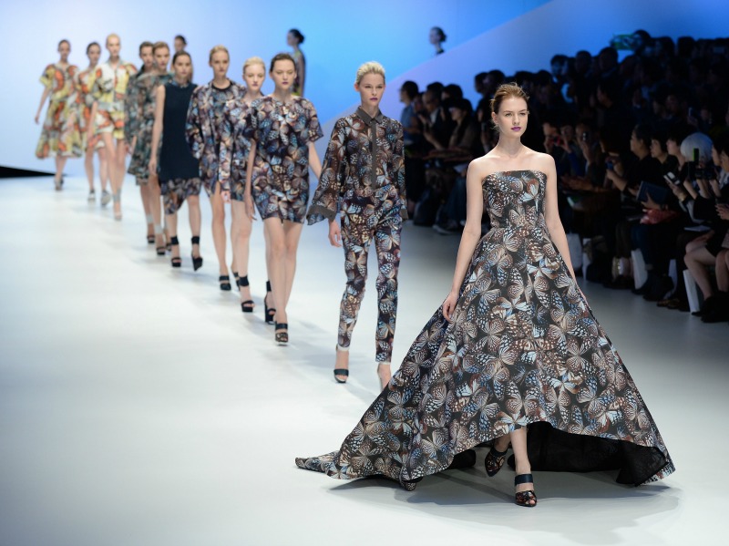 Modelos lucen una creaciones de la diseñadora japonesa Hanae Mori.