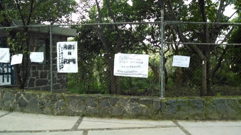 Los paristas piden que las autoridades aceleren los trabajos de localización de los 43 jóvenes normalistas desaparecidos el 26 de septiembre en Iguala