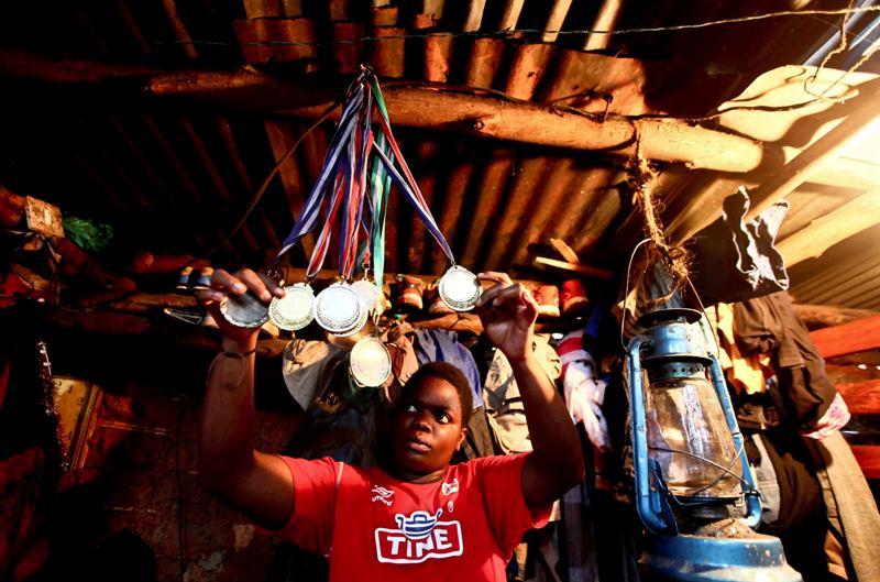 Diana Turyanabo muestra algunas de las medallas que ha ganado, en su casa en la capital de Uganda Kampala 
